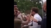 رجل يصفع رئيس فرنسا على وجهه ويهتف "تسقط الماكرونية" + فلم