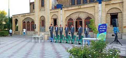 تصاویر / روشنگری طلاب و اساتید مدرسه صالحیه قزوین در رابطه با انتخابات و انتخاب اصلح در بین مردم