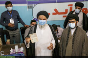 نماینده ولی‌فقیه در خوزستان آراء خود را به صندوق اخذ رأی انداخت+عکس