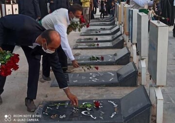 خادمیاران رضوی گلزارهای شهدای کاشان و آران و بیدگل را غبارروبی کردند