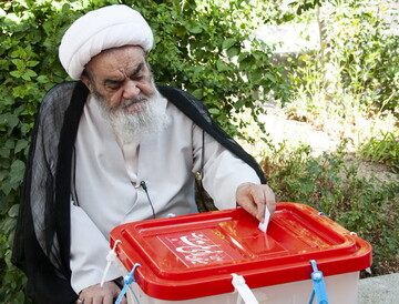آیت الله العظمی مظاهری رأی خود را به صندوق انداختند