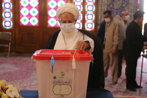 تصاویر| حضور حماسی یزدی ها در اولین ساعات رأی گیری 28خرداد1400