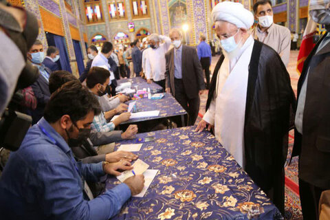 تصاویر| حضور حماسی یزدی ها در اولین ساعات رأی گیری 28خرداد1400