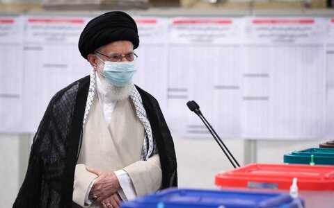تصاویر/ رہبر انقلاب اسلامی نے اپنا ووٹ کاسٹ کرتے ہوئے