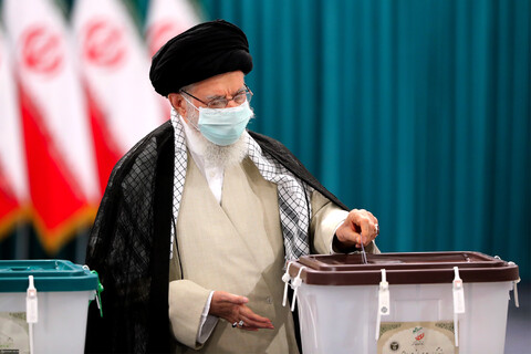 صاویر/ رہبر انقلاب اسلامی نے اپنا ووٹ کاسٹ کرتے ہوئے