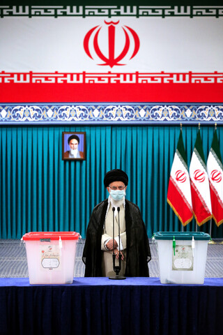 صاویر/ رہبر انقلاب اسلامی نے اپنا ووٹ کاسٹ کرتے ہوئے
