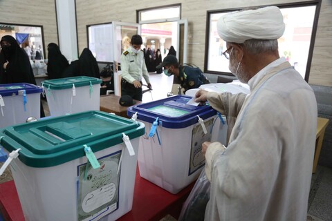 تصاویر انتخابات ۱۴۰۰ در حرم حضرت فاطمه معصومه سلام الله علیها