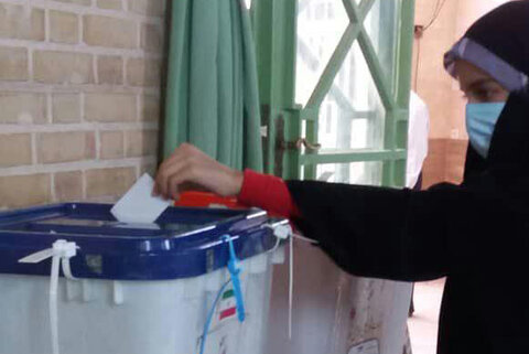 گوشه ای از تصاویر حضور دختران رأی اولی شهر یزد در انتخابات1400