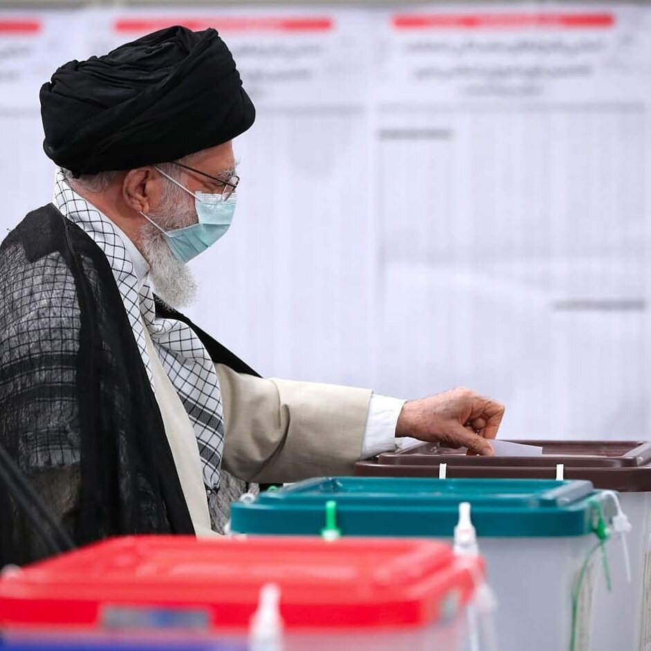 ویڈیو/ نعرۂ صلوات کی پر نور صداؤوں کے درمیان رہبر انقلاب اسلامی نے اپنا ووٹ کاسٹ کیا