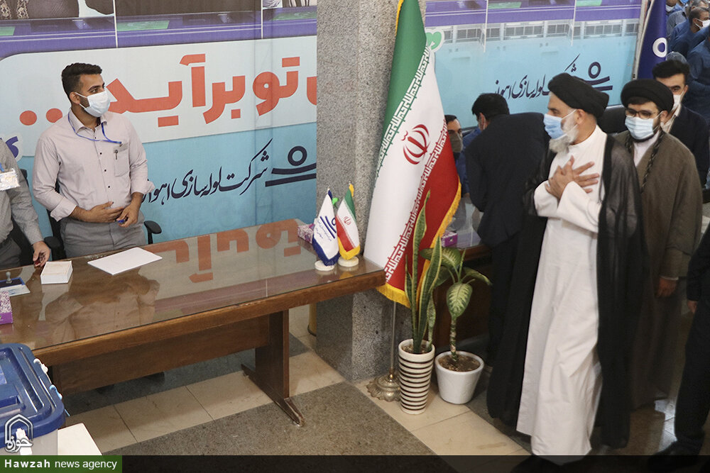 نماینده ولی‌فقیه در خوزستان آراء خود را به صندوق اخذ رأی انداخت+عکس