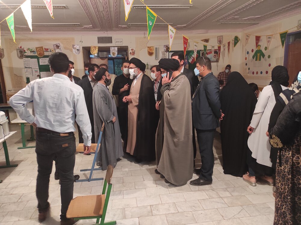 بازدید نماینده ولی فقیه از روند انتخابات در مرکز استان کهگیلویه و بویراحمد