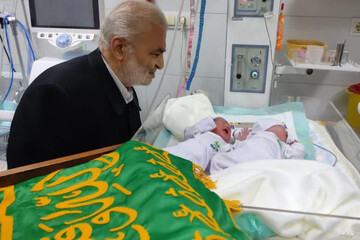 نوای اذان و اقامه خادمان بارگاه منور رضوی در گوش نوزادان یزدی + عکس