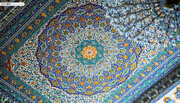 بالصور/ تتزاحم الحروف والنقوش والألوان لتصنع الجمال في مرقد الامام الحسين (ع)