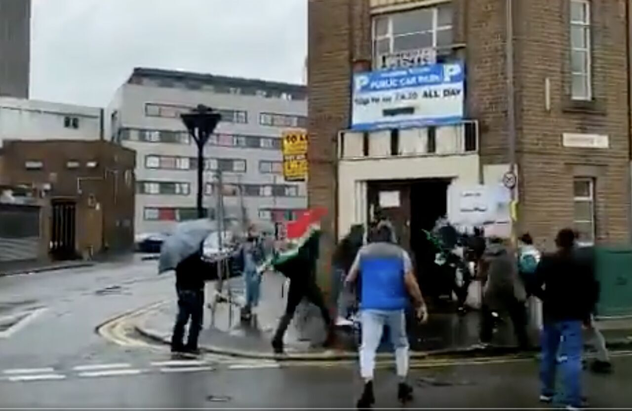 صوت | گفت‌وگو با خانم کمالی که در شهر بیرمنگام انگلیس هنگام رای گیری مورد هجوم منافقین قرار گرفت