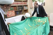 امیر المومنین(ع)کی ملکوتی بارگاہ کا پرچم آیت اللہ صافی (دام ظلہ) کو ہدیہ کیا گیا