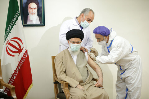 تصاویر/ دریافت دُز اول واکسن ایرانی کرونا توسط رهبر معظم انقلاب
