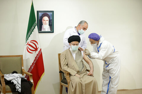 تصاویر/ دریافت دُز اول واکسن ایرانی کرونا توسط رهبر معظم انقلاب