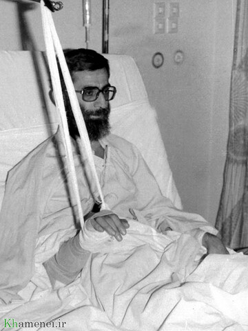 تصاویر/ 27 جون 1981 کا وہ ہولناک واقعہ جو آیت اللہ خامنہ ای کو پیش آیا
