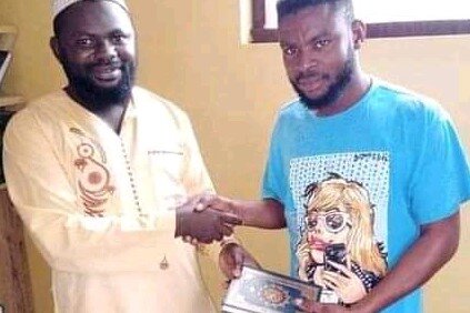 تشرف جوان مسیحی به دین اسلام در کشور غنا