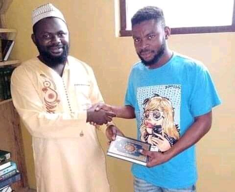 تشرف جوان مسیحی به دین مبین اسلام در کشور غنا