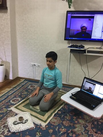 تصاویر/ نماز اول وقت در کلاس‌های آنلاین