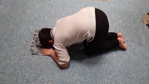 تصاویر/ نماز اول وقت در کلاس‌های آنلاین
