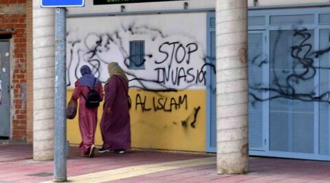 شعارنویسی ضد اسلامی بر روی دیوار مسجدی در مورسیا