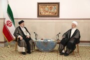 अयातुल्लाहिल उज़मा मकारिम शिराज़ी के साथ नवनिर्वाचित ईरानी राष्ट्रपति की मुलाक़ात, मौजूदा स्थिति में सुधार होना चाहिए