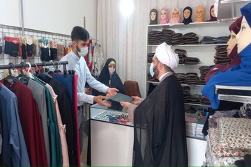 تصاویر/ تجلیل دبیر امر به معروف و نهی از منکر آذربایجان غربی از فروشندگان پوشاک حجاب