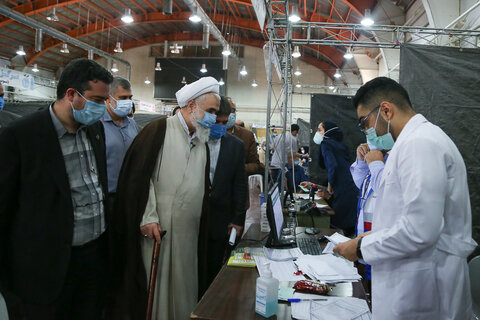 بازدید امام جمعه قزوین از مراکز واکسیناسیون در قزوین