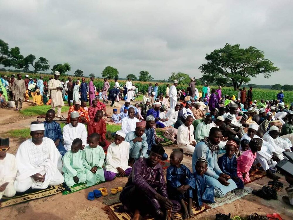 برگزاری نماز عید قربان توسط شیعیان در یکی از روستاهای شهر زاریا نیجریه+تصاویر