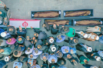 تصاویر/ تشییع پیکر استاد فرج نژاد و خانواده اش در یزد و ابرکوه