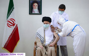 इस्लामी क्रांति के सर्वोच्च नेता के आज 23 जुलाई की सुबह ईरानी वैक्सीन की दूसरी डोज़ इन्जेक्ट
