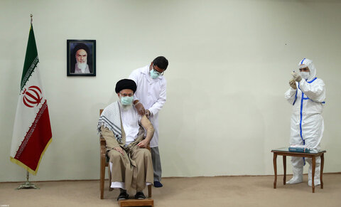 دریافت نوبت دوم واکسن ایرانی کرونا توسط رهبر معظم انقلاب