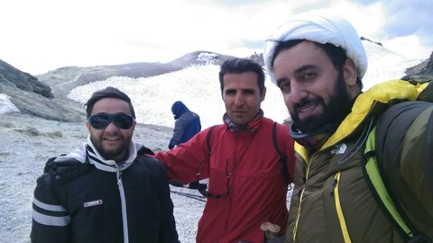 فیلم | صعود  طلاب و روحانیون باشگاه کوهنوردی عالیان به بام  ایران قله دماوند در دهه ولایت