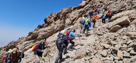 فیلم | صعود  طلاب و روحانیون باشگاه کوهنوردی عالیان به بام  ایران قله دماوند در دهه ولایت
