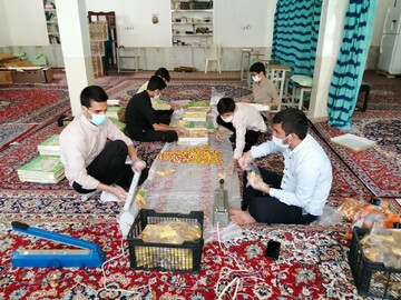 فیلم | بسته‌بندی و توزیع شیرینی و شکلات روز عید سعید غدیر در شهرستان رامهرمز