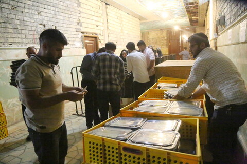 تصاویر / اطعام سه هزار غذای نذری بمناسبت عید سعید غدیر در مسجد امام حسن عسگری (ع)