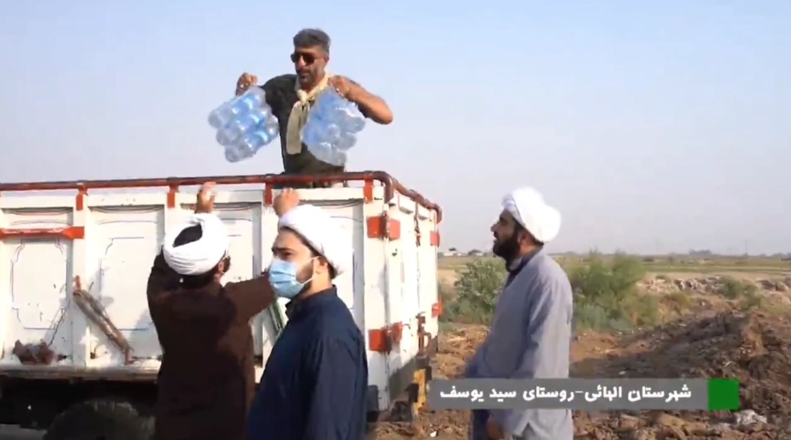 فعالیت یک هزار طلبه در جریان بحران آب خوزستان | تشکیل ۵ قرارگاه و خدمت رسانی ۱۰۰ گروه جهادی | جهاد ادامه دارد...