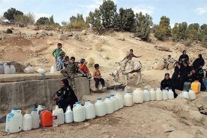 فعالیت یک هزار طلبه در جریان بحران آب خوزستان | تشکیل ۵ قرارگاه و خدمت رسانی ۱۰۰ گروه جهادی | جهاد ادامه دارد...