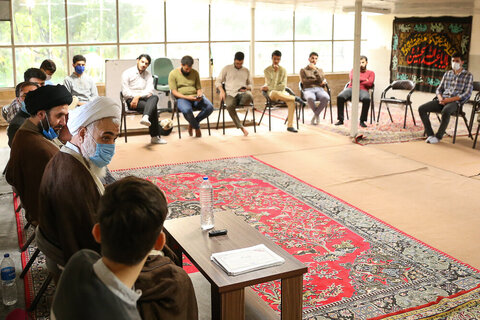 بالصور/ اجتماع ودي لإمام جمعة مدينة قزوين مع شباب المواكب الحسينية