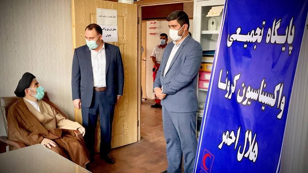 نماینده ولی فقیه در آذربایجان‌غربی واکسن ایرانی برکت زد
