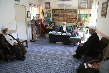 حوزه های علمیه از تربیت درست جامعه غافل نشوند