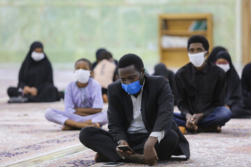 برگزاری عزاداری به زبان های مختلف در حرم حضرت معصومه(س)