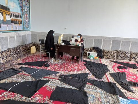 آماده‌سازی پرچم عزا از چادر زنان