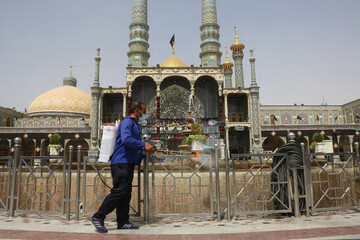 تصاویر/ رعایت شیوه‌نامه‌های بهداشتی عزاداری در حرم حضرت معصومه(س)