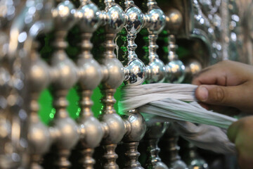 تصاویر/ جلای ضریح حرم حضرت معصومه(س) توسط خادمان حرم