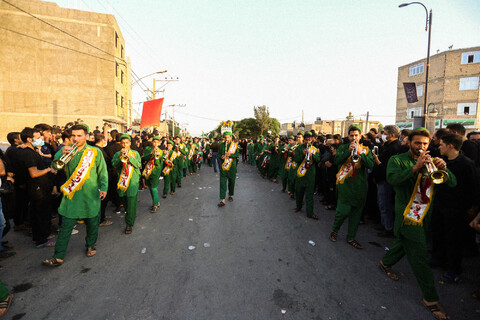 تصاویر/کاروان نمادین واقعه عظیم عاشورای حسینی و حرکت سیدالشهدا (ع) و یزیدیان به سمت کربلا در خمینی شهر