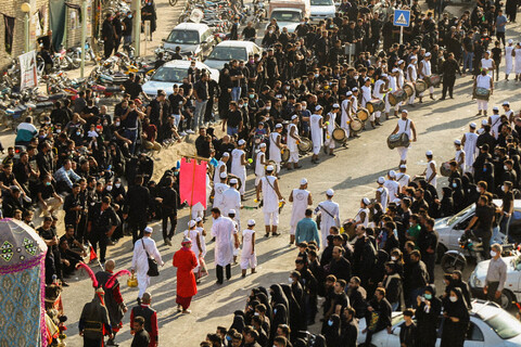 تصاویر/کاروان نمادین واقعه عظیم عاشورای حسینی و حرکت سیدالشهدا (ع) و یزیدیان به سمت کربلا در خمینی شهر