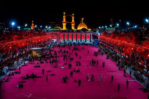 فرشُ ساحة ما بين الحرمَيْن الشريفَيْن بالسجّاد الأحمر